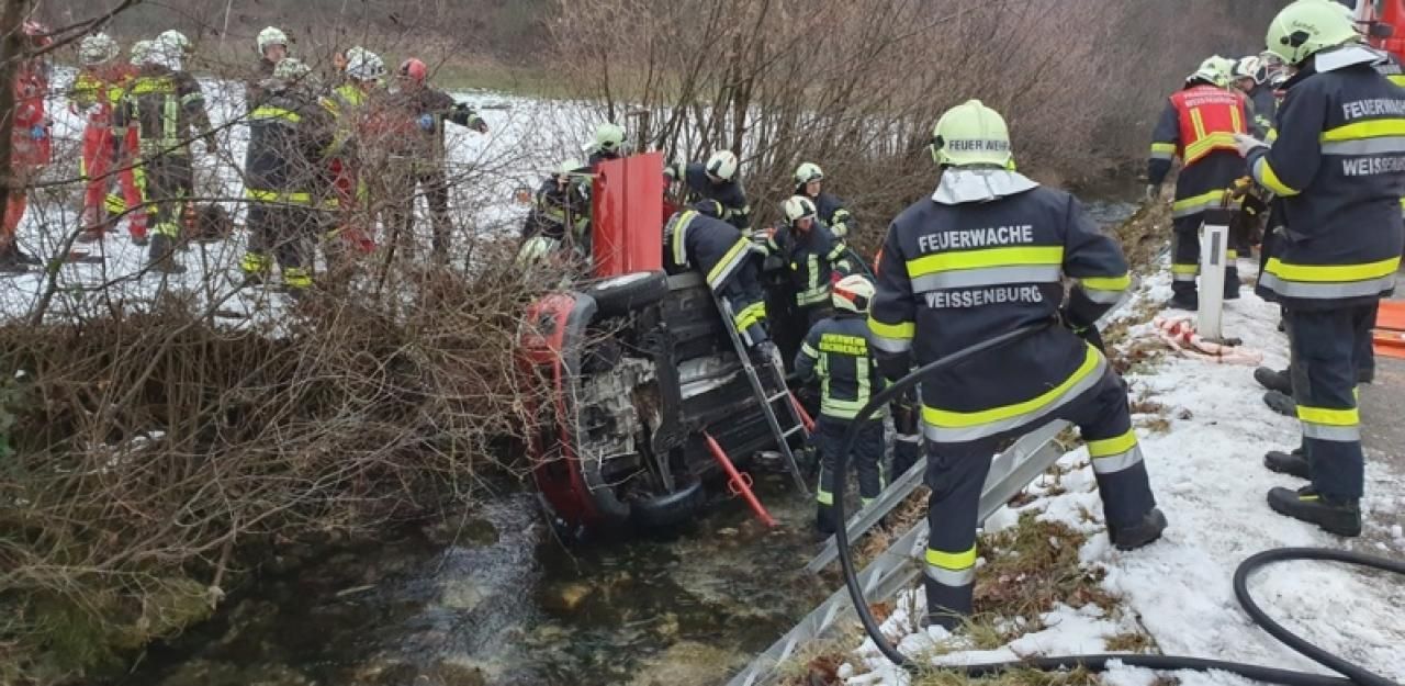 Heute.at - Lenker nach Sturz in Bach verletzt im Auto gefangen