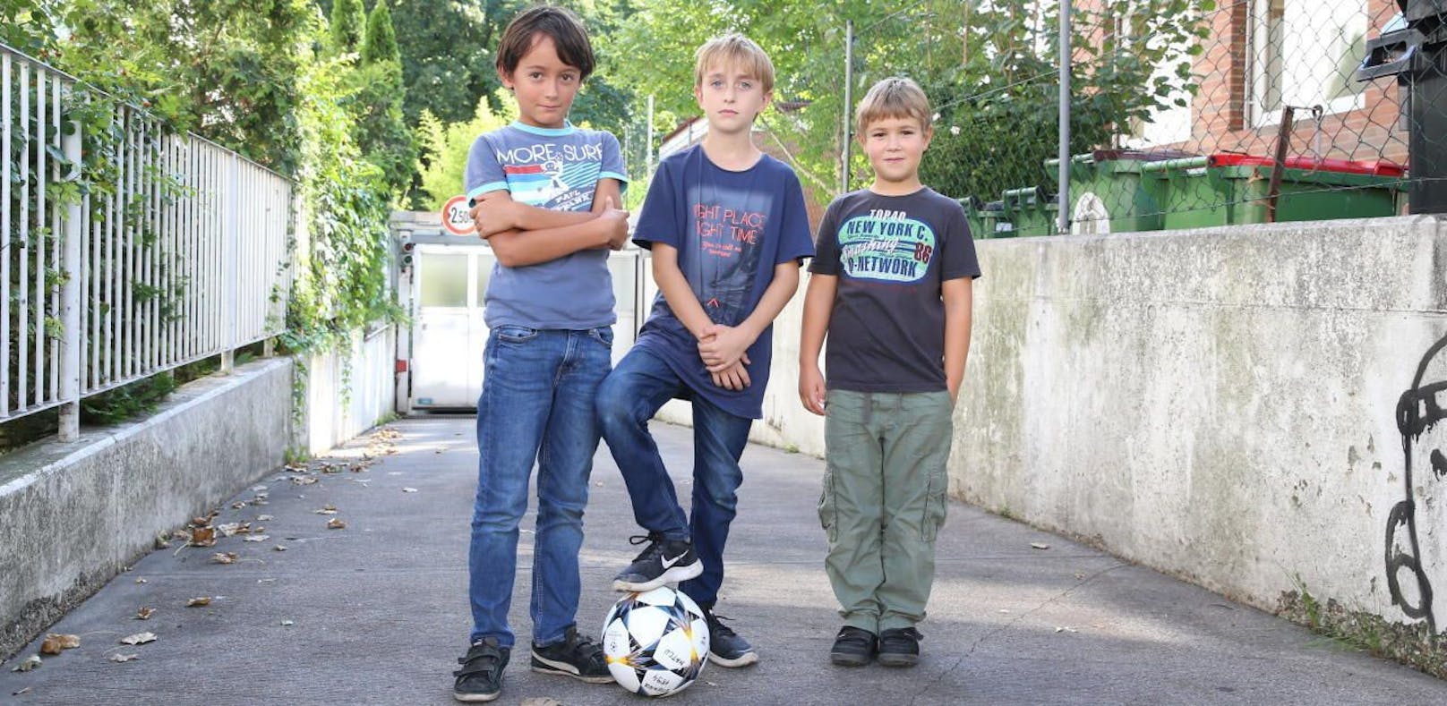 Sind traurig über das Fußball-Spielverbot: Ferenc, David und Jonas (alle 8, v.li.).