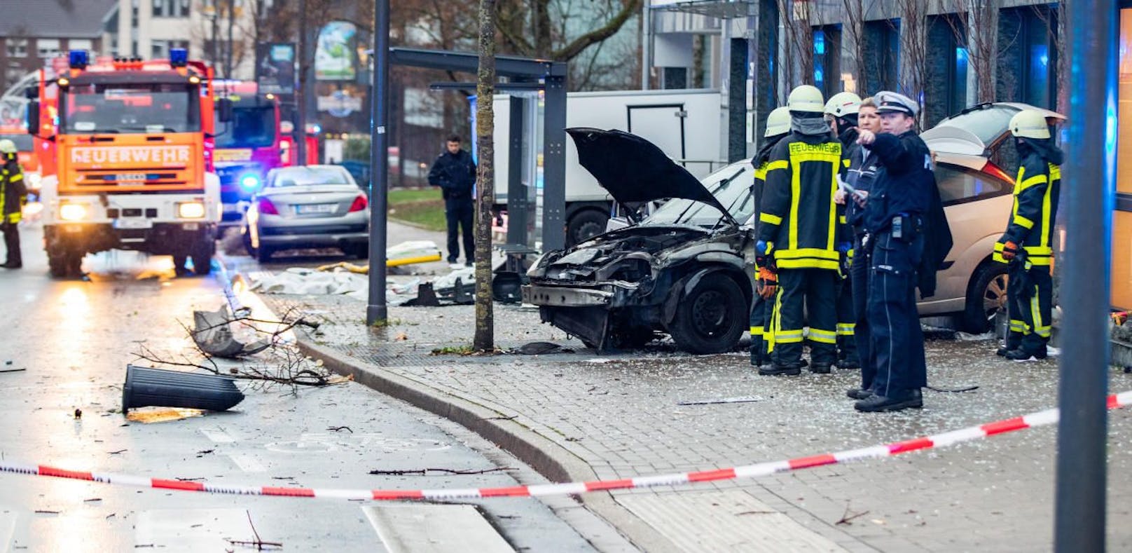Einsatzkräfte vor Ort in Recklinghausen, wo ein Auto in eine Menschenmenge gerast ist.