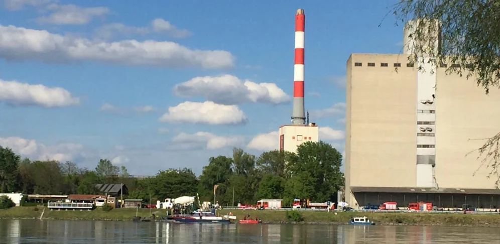 Einsatzkräfte der Feuerwehr und Polizei an der Donau.
