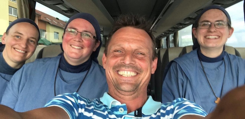 Michael P. nahm die Klosterschwestern kurzerhand im Bus mit.