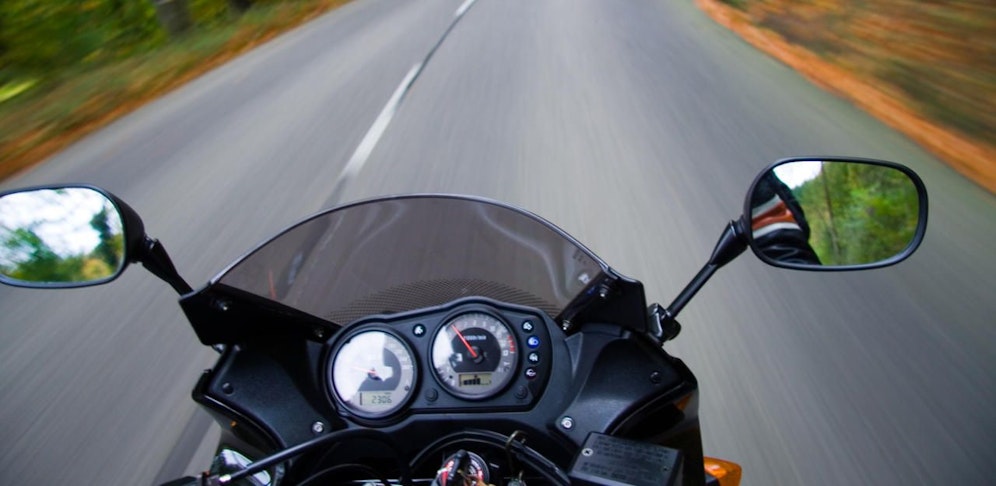 Der Biker fuhr die Kawasaki Probe und raste davon.