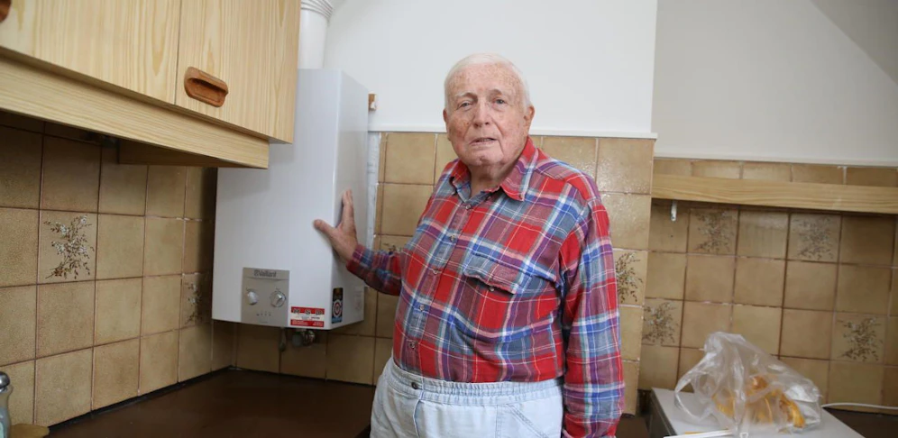 Pensionist Josef P. (78) mit dem Durchlauferhitzer