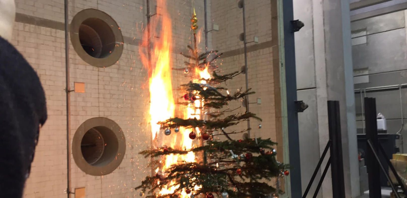 Ein Christbaum kann schneller in Flammen aufgehen, als man für möglich halten würde. (Archivbild)