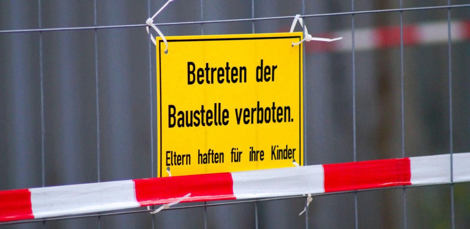 Bei Abbrucharbeiten in einer Lagerhalle in Klagenfurt kam es zu einem tödlichen Arbeitsunfall.