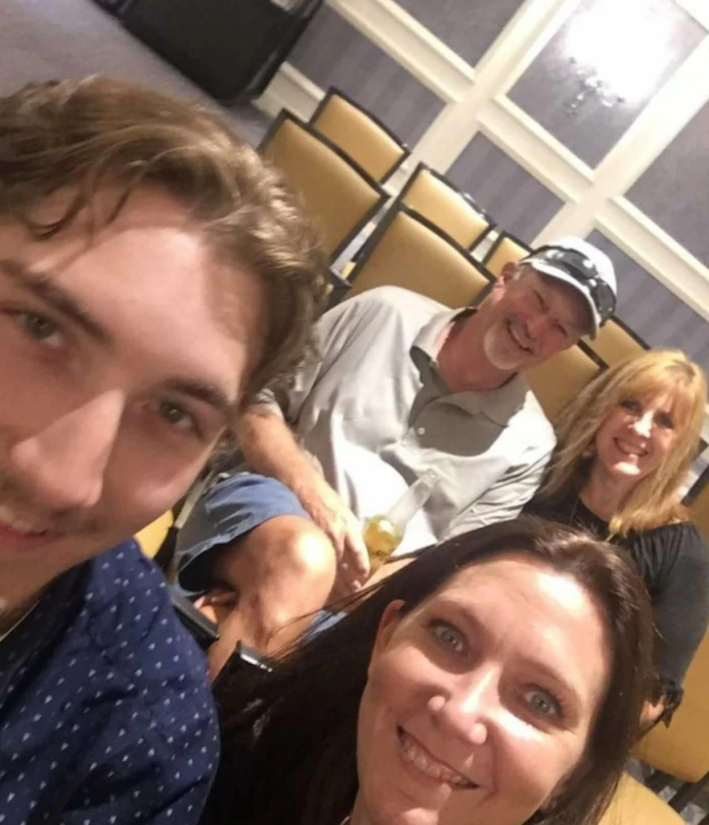Dieses Selfie bewahrte Christopher Precopia (l.) aus Texas vor einer lebenslangen Haftstrafe. Das Foto zeigt ihn am Abend des 20. September 2017 - zum Zeitpunkt, zu dem er angeblich seine Ex-Freundin attackierte. 