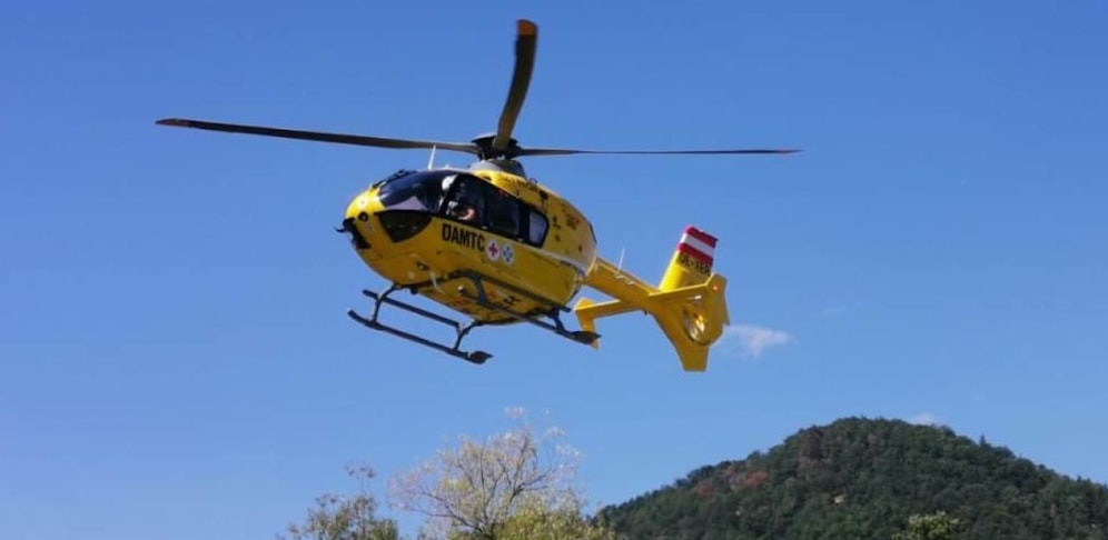 Der Notarzthubschrauber Christophorus 2 im Sommer im Einsatz bei Paudorf.