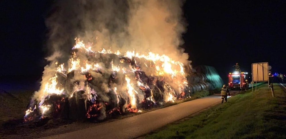 100 Ballen standen in Vollbrand.