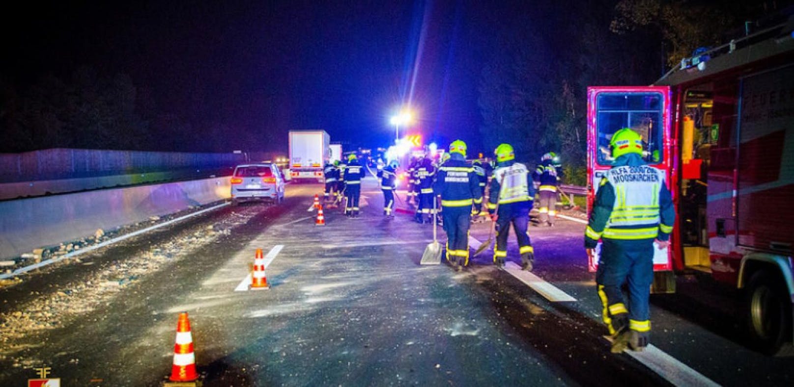 Anhänger umgekippt: Bauschutt landet auf A2