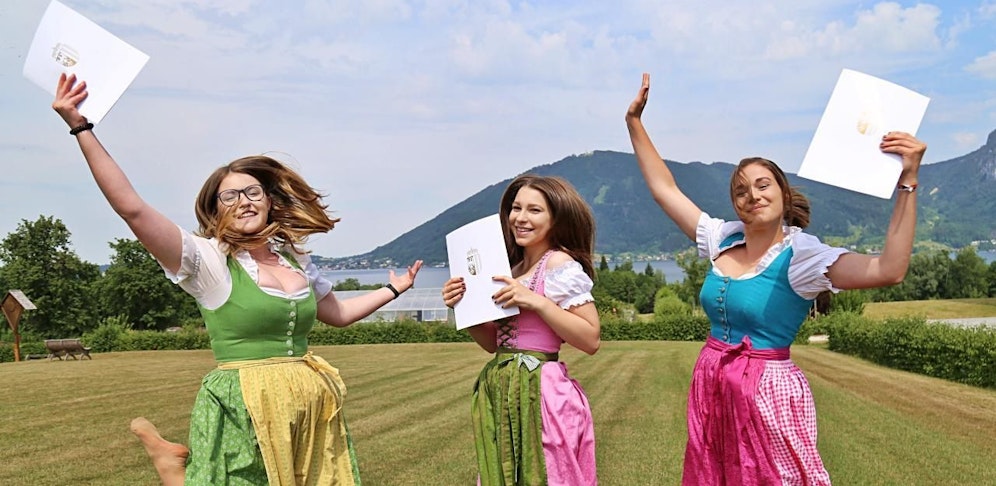 Das gibt Grund für Freudensprünge: Luisa, Kathi und Christina halten bereits ihr Abschlusszeugnis in den Händen. 