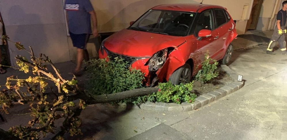 Ein geparkter Wagen wurde schwer beschädigt.