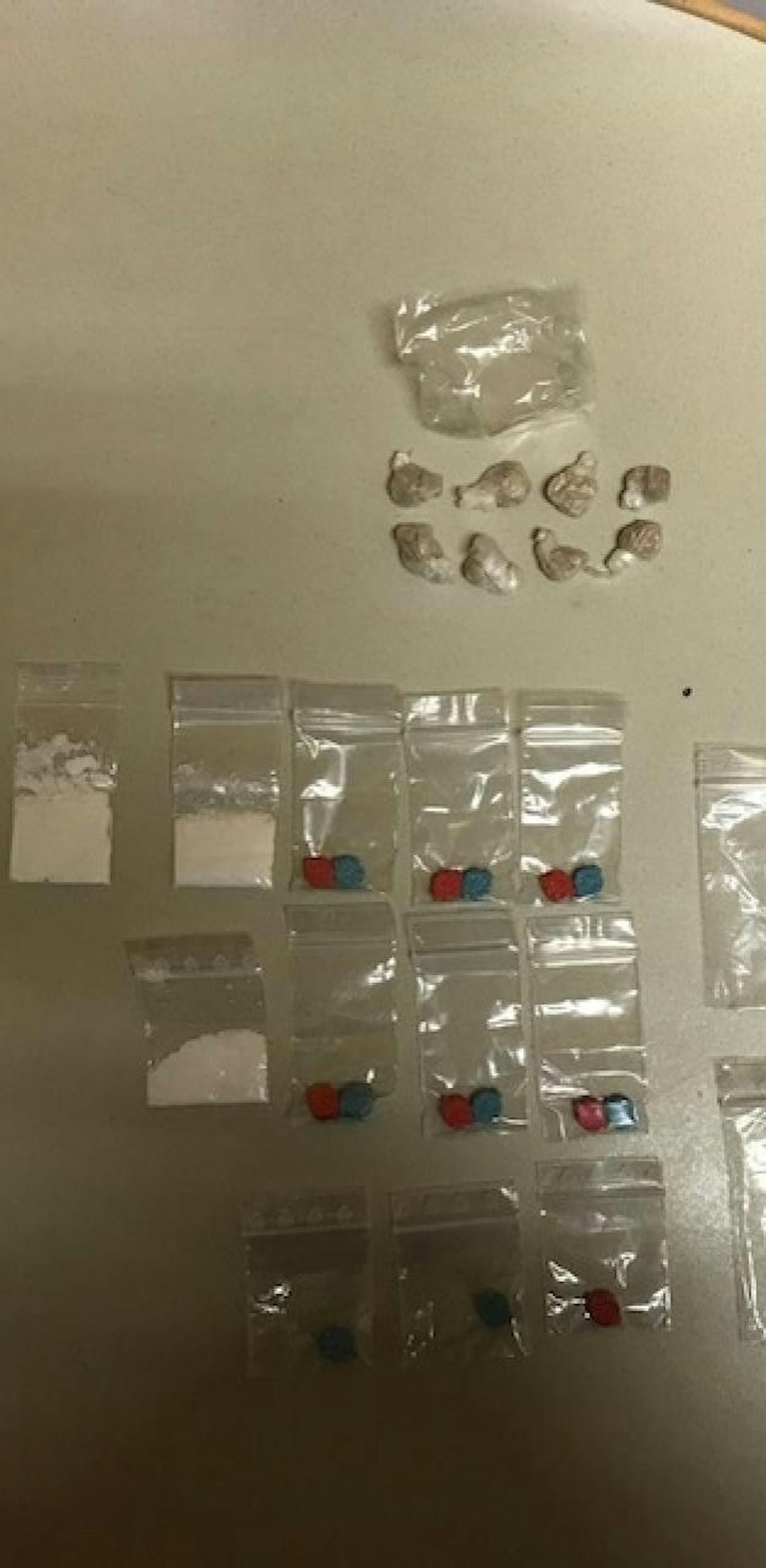 Im Auto des 24-jährigen fanden die Beamten beachtliche Mengen an Drogen.