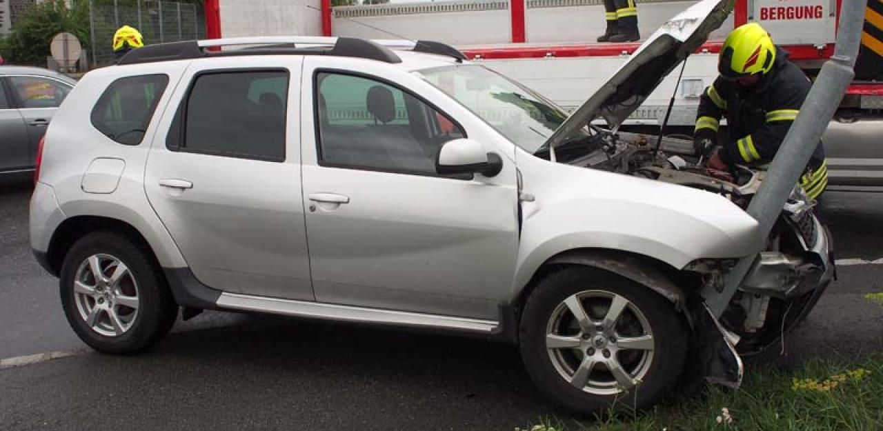 Heute.at - Lenkerin prallte frontal gegen Straßenlaterne