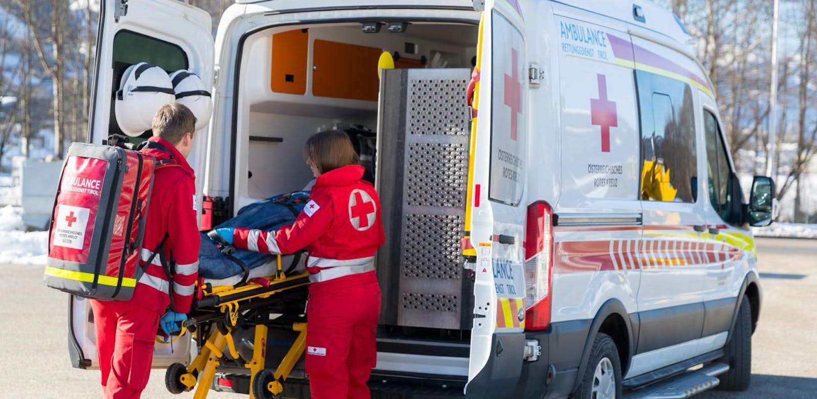 Busfahrer rettet Fahrgast nach Herzstillstand das Leben. Der 72-jährige wurde unter Notarztbegleitung ins LKH Bruck an der Mur gefahren.