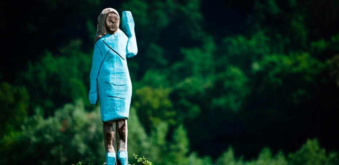 Heute.at - Diese Holzstatue soll Melania Trump darstellen