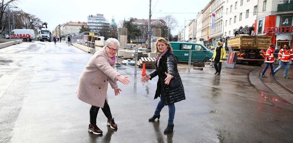 Christine Hahn (l.) und Bettina Emmerling von den Neos zeigen, wo der Lift stehen könnte.