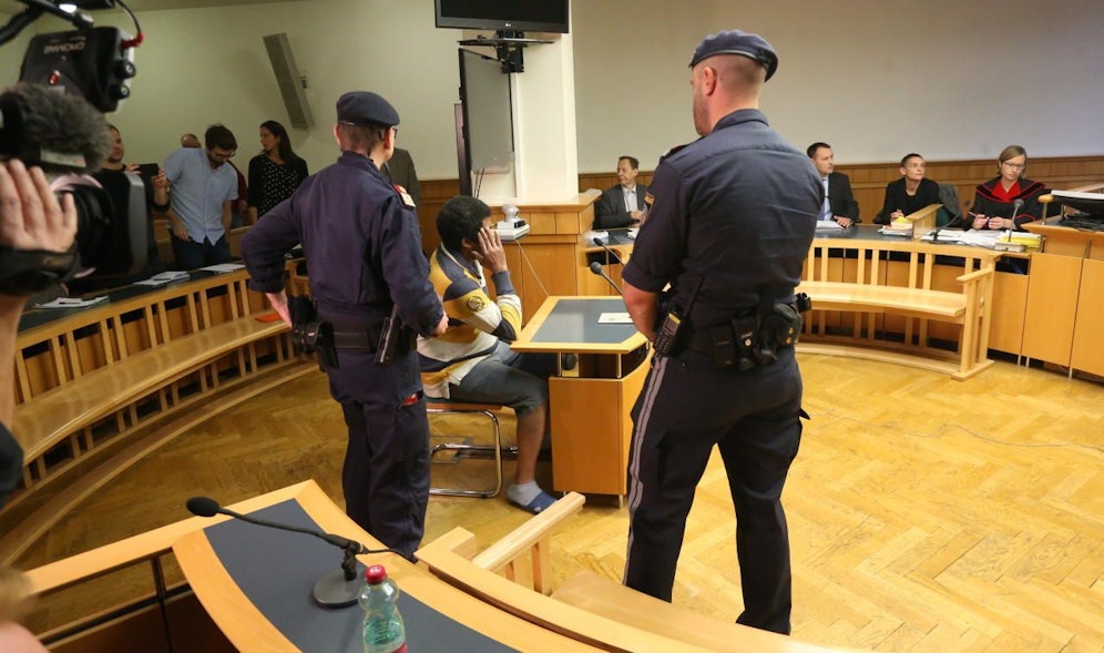 Kurze Hose vor Gericht: Paul J. (33). 