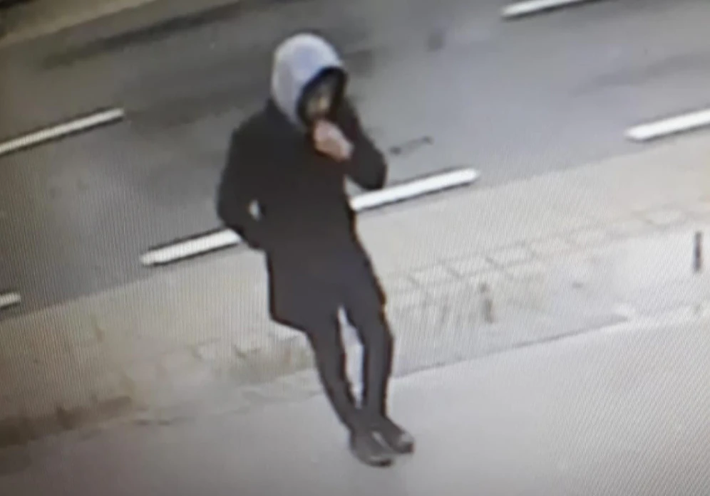 Die Polizei sucht diesen Mann.