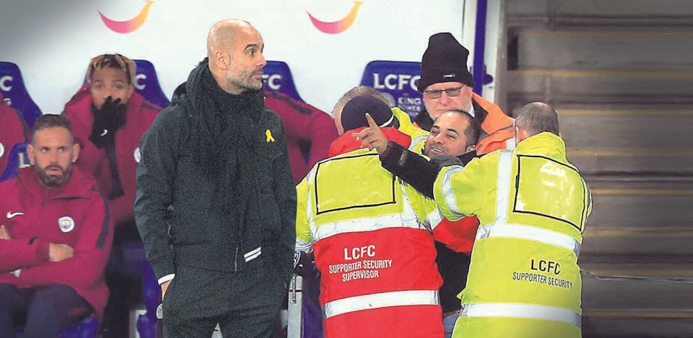 Pep Guardiola bekommt es mit der Angst zu tun, als ein Fan plötzlich auf ihn zustürmt. 