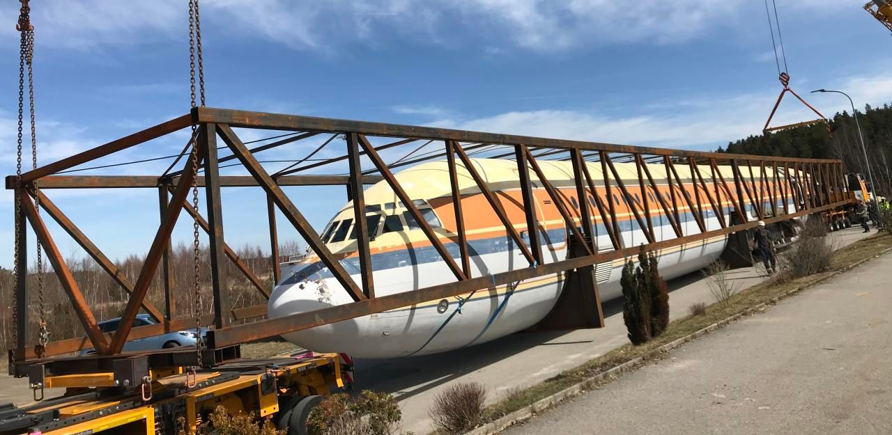 Heute.at - Schwertransport: Flugzeug landet auf Hoteldach