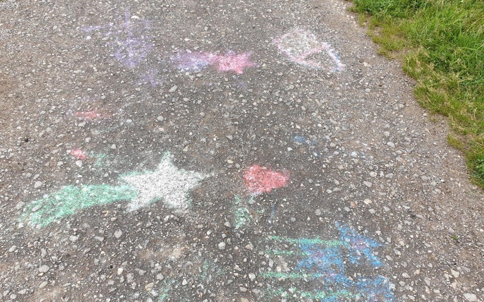 Der Jogger soll ein Mädchen attackiert haben, das auf einem Weg beim Wienerbergteich mit Malkreiden zeichnete. Der Mann weist das im Gespräch mit "Heute" entschieden zurück. 