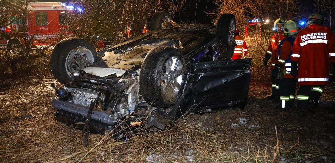 Heute.at - Auto lag auf dem Dach, rief für Lenkerin Einsatzkräf...