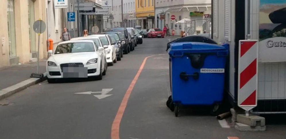 Dieser Radweg in der Bürgerstraße wird gleich doppelt blockiert. Die Autos müssen ausweichen, weil die Wagen im Parkverbot stehen. Zudem blockieren Abfalltonnen den Radweg.