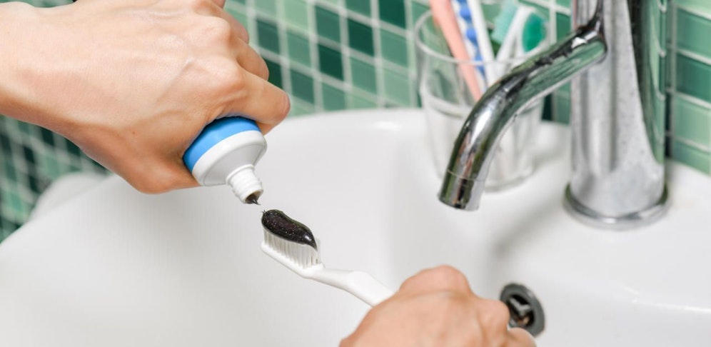 Symbolbild: Wie gut sind Aktivkohle-Zahnpasten wirklich?