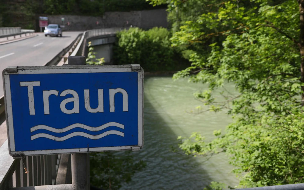 Die Frau war in die Traun gestürzt.