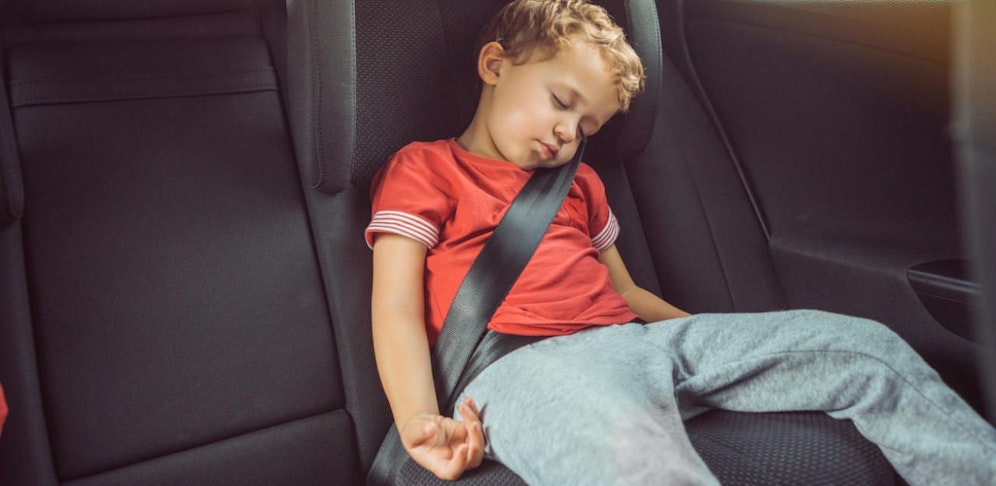 Ein kleiner Bub legte sich bei der Hitze ins Auto und schlief ein.