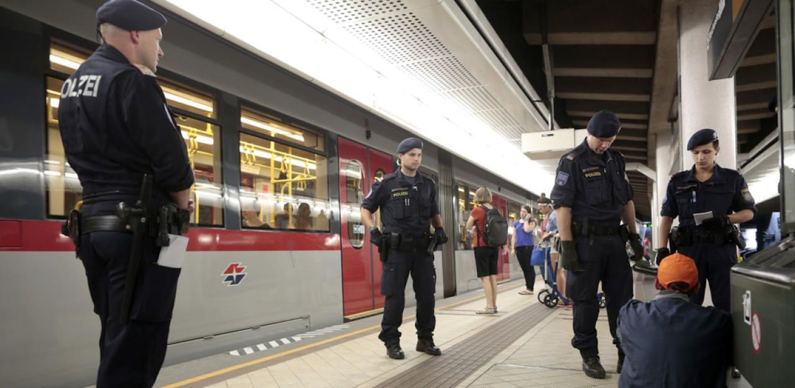 Personenkontrolle der Polizei in der U-Bahn-Station Längenfeldgasse (Symbolbild). 