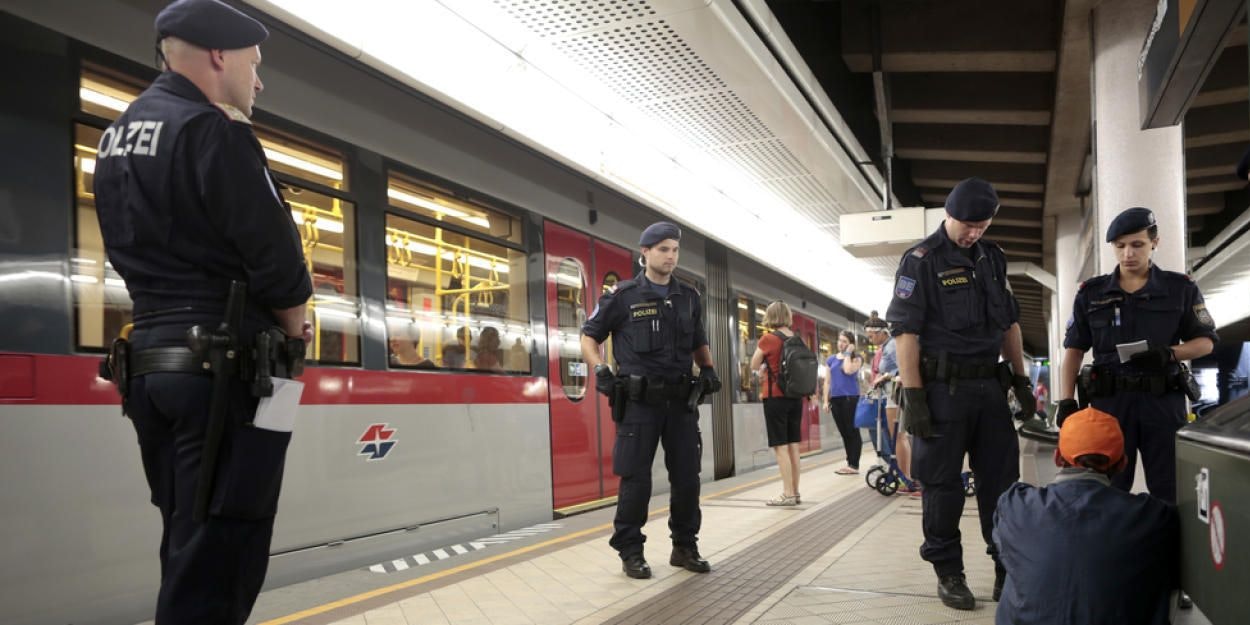 Personenkontrolle der Polizei in der U-Bahn-Station Längenfeldgasse (Symbolbild). 