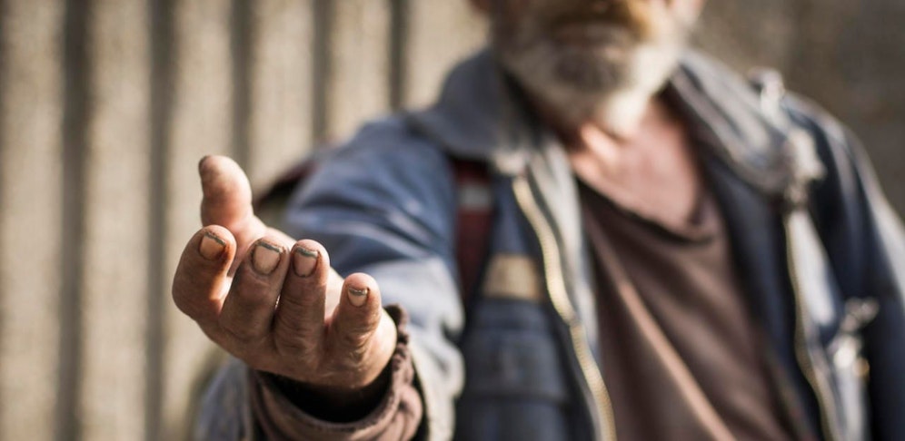 Die Bettler läuten an der Tür und bitten um Essen oder das WC benutzen zu dürfen