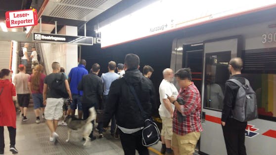 Aufgrund des Polizei-Einsatzes musste die U-Bahn 20 Minuten in der Station halten.