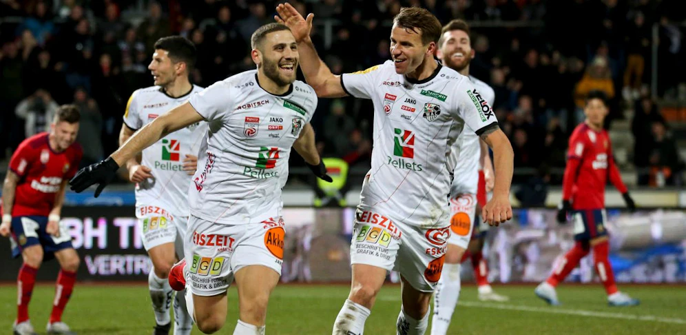 Shon Weissman jubelt mit Lukas Schmitz gegen Rapid