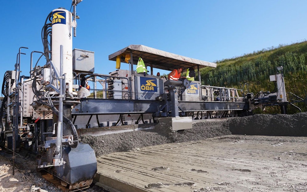 Und los geht's: Das Riesending betoniert die Fahrbahnen.