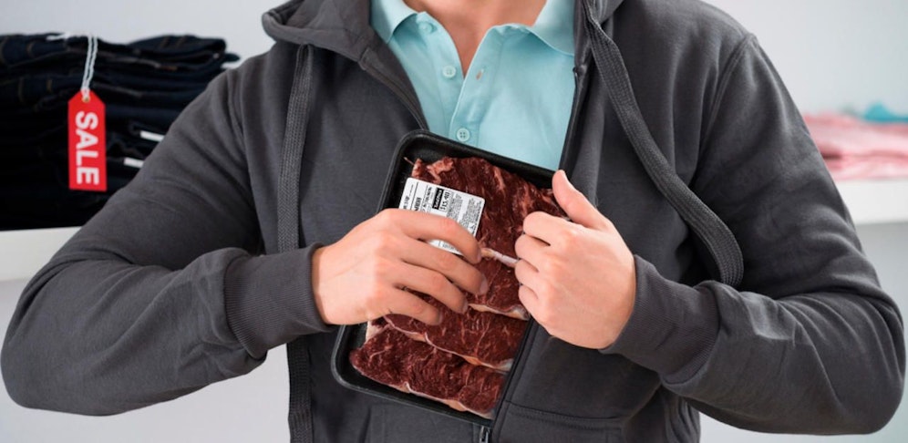 Die Diebe versteckten Fleisch unter der Kleidung.