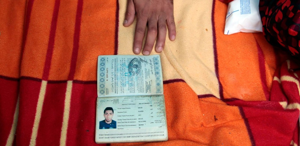 Ein syrischer Flüchtling zeigt seinen Pass bei einem Asyllager in der Nähe von Paris.