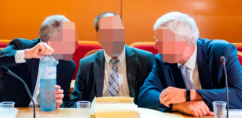 Die Beschuldigten mit ihrem Anwalt (li.) vor Gericht