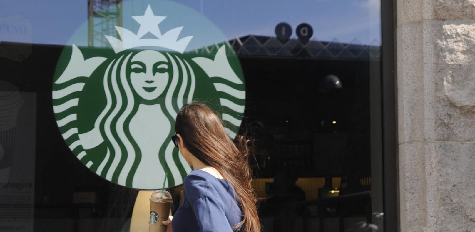 Starbucks-Mitarbeiter beleidigt Stotterer