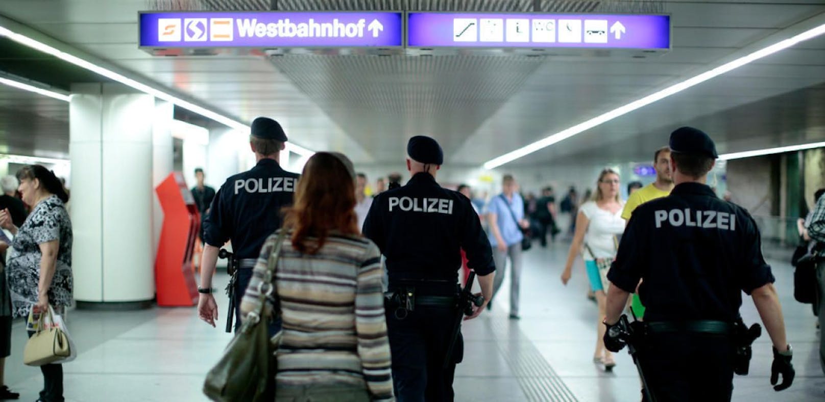 Die Polizei bleibt am Westbahnhof aktiv.