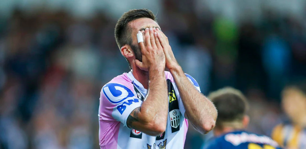 Marvin Potzmann (LASK) vergräbt sein Gesicht in den Händen.