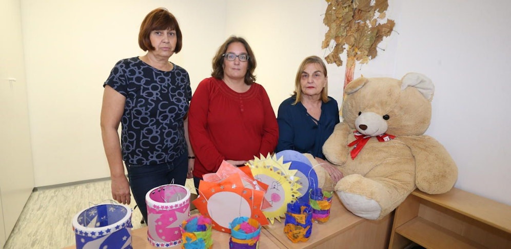 Tina Hach (M.) und Helga Plachenka (r.) kämpfen ums Überleben des Kindergartens "Bärli Brumm Brumm".
