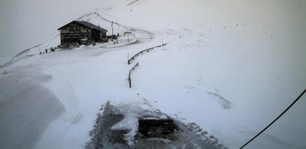 Zentimeterhoch liegt Schnee auf der Großglockner Hochalpenstraße.