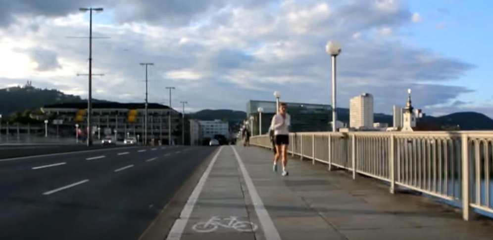 Die Nibelungenbrücke ist für Radfahrer gefährlich und deshalb unbeliebt. Jetzt sorgen Strafen für Wirbel. (Foto: Radlobby/PaulWeber/Screenshot)