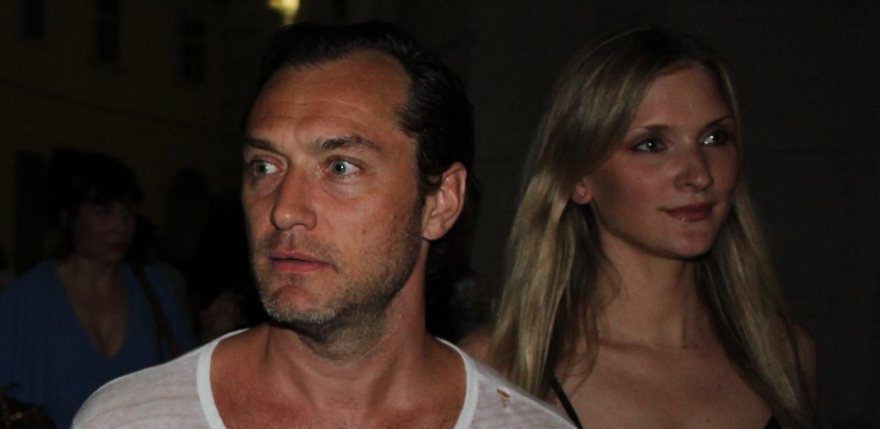 Heute.at - Jude Law flanierte abends entspannt durchs MQ