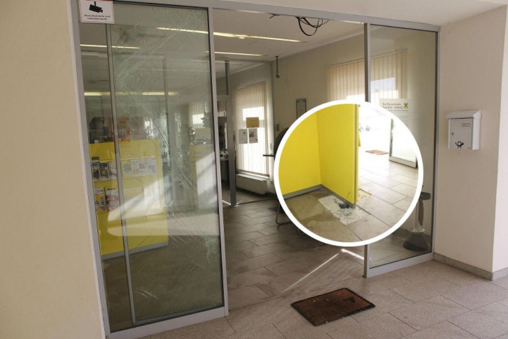 Geldautomat gesprengt: Die Polizei hat eine erste Spur. 