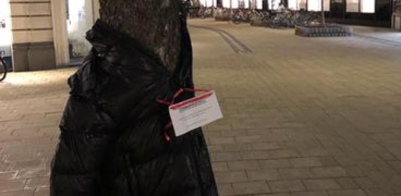 Heute.at - Deshalb hängen in Graz jetzt Jacken an Bäumen