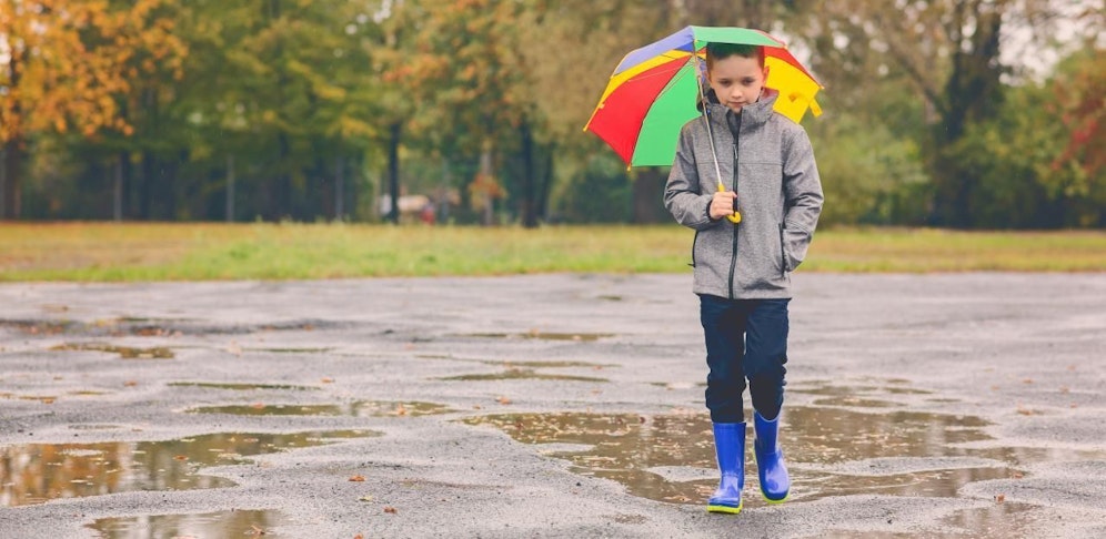 Mama, wir dürfen den Regenschirm nicht vergessen!