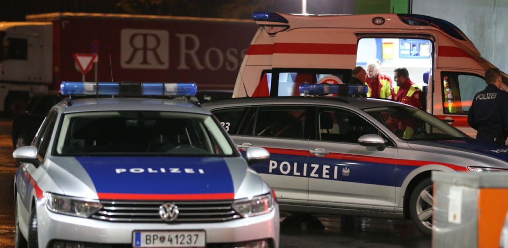 Polizei und Rettung rückten zu dem Einsatz in Wien-Fünfhaus aus (Symbolbild). 